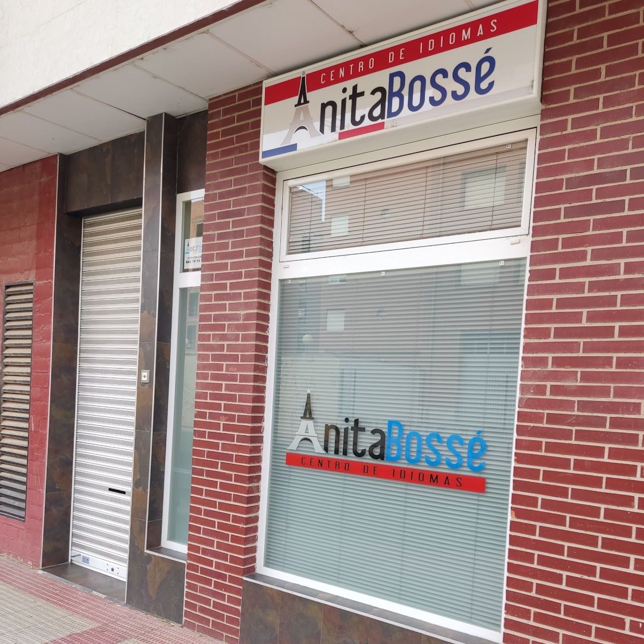 Fachada de ladrillo del local de la calle Cuchillería, con el rótulo de Anita Bossé