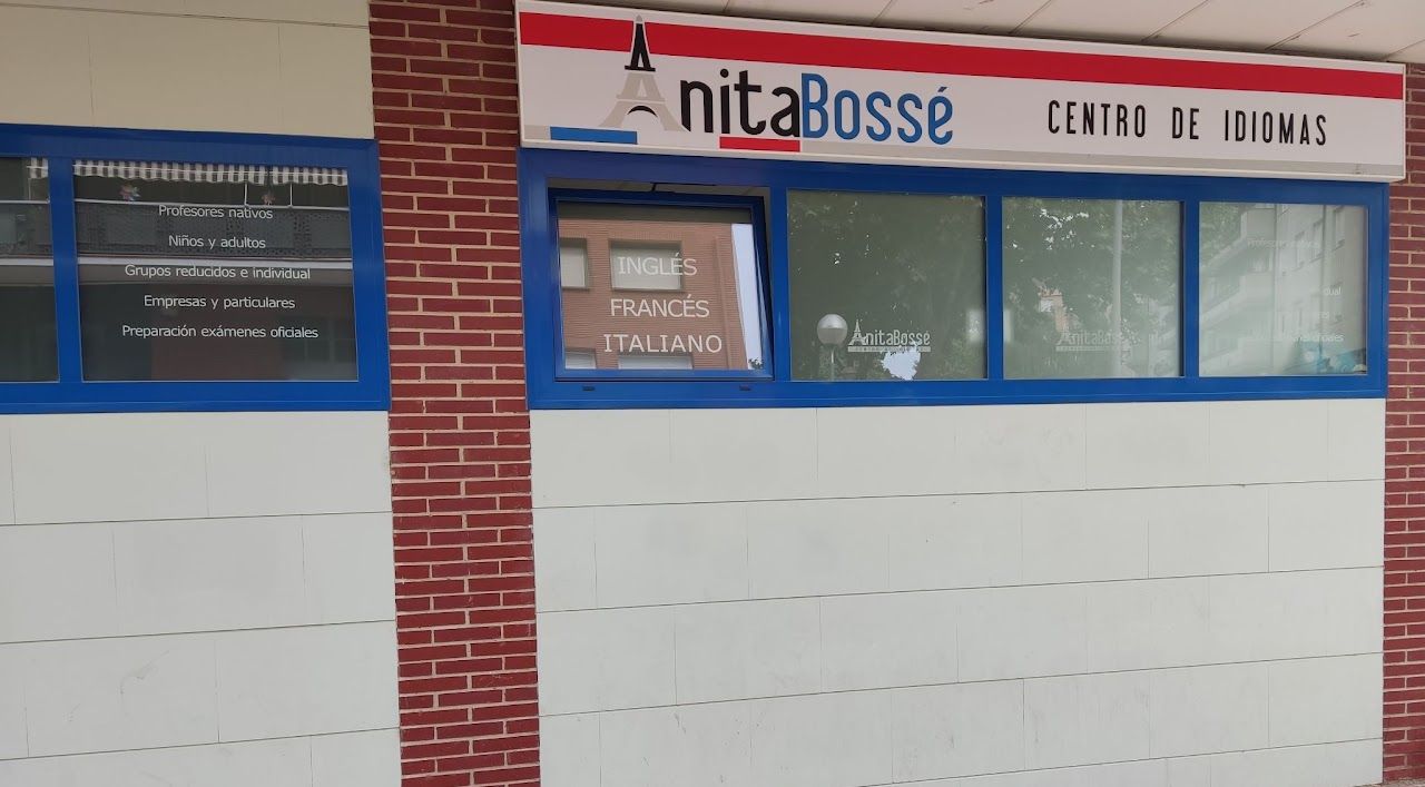 Fachada del local de la calle Guipúzcoa, con el rótulo de Anita Bossé sobre las ventanas azules