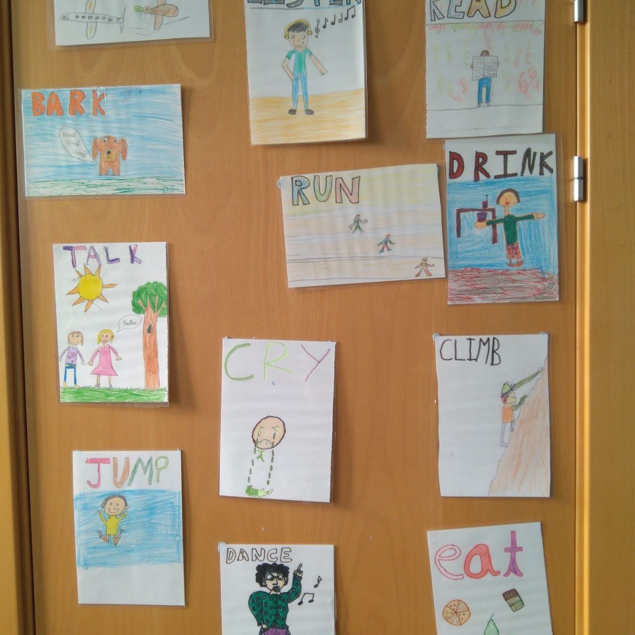 Dibujos de los alumnos con verbos en inglés: run, talk, jump, drink, climb